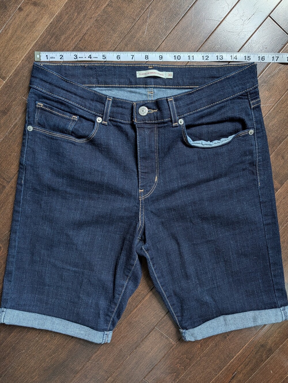 Levi’s Classic Bermuda Shorts Size 30 Dark Indigo Wash Denim Mid Rise Cuffed